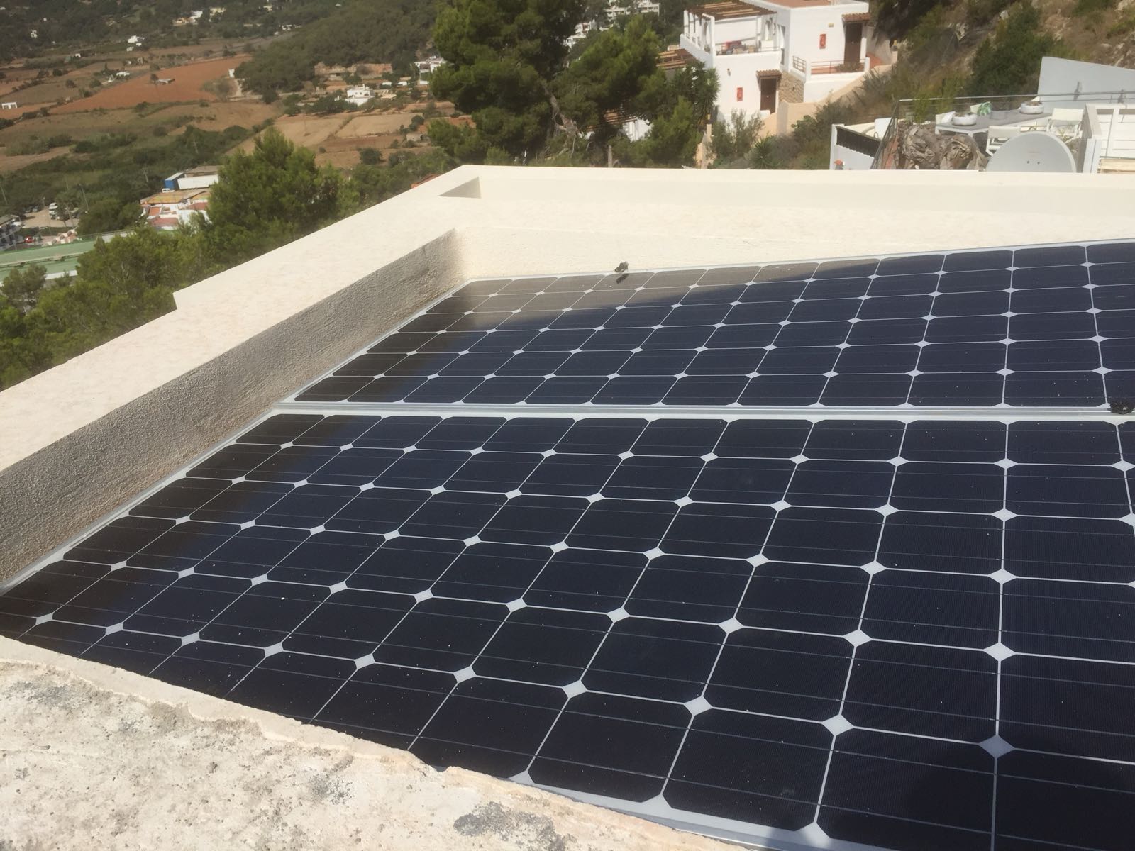 Planta Solar Con Enchufe Para Obtener La Energía Del Sol